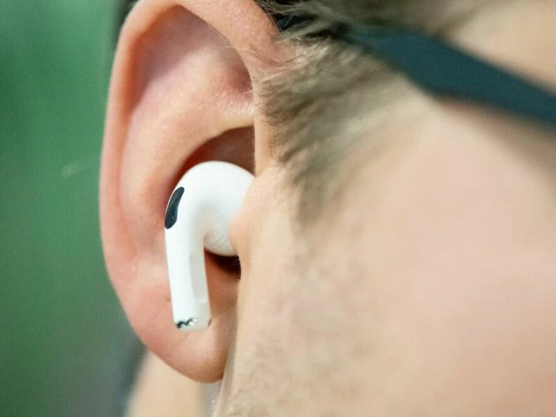 Ein Mann trägt Airpods