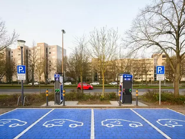 Leere Parkplätze  für Elektroautos