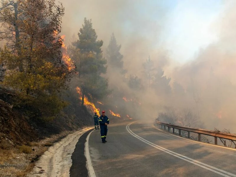 Großbrand nahe Athen