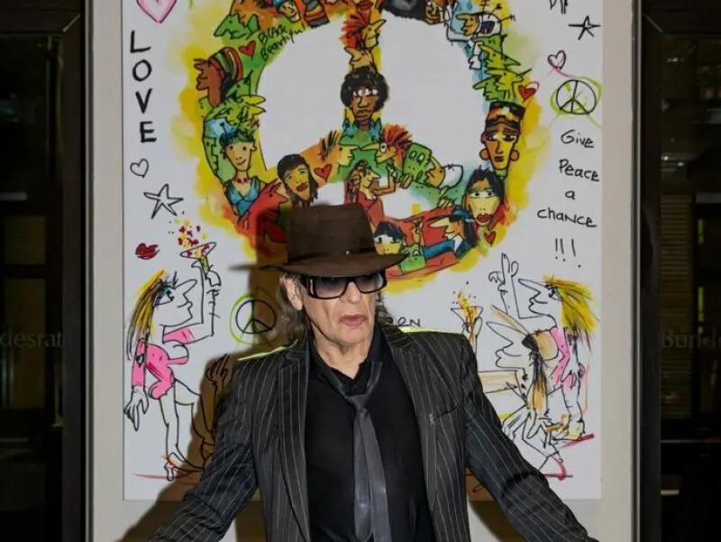 Udo Lindenberg vor dem Gemälde «Wir ziehen in den Frieden»
