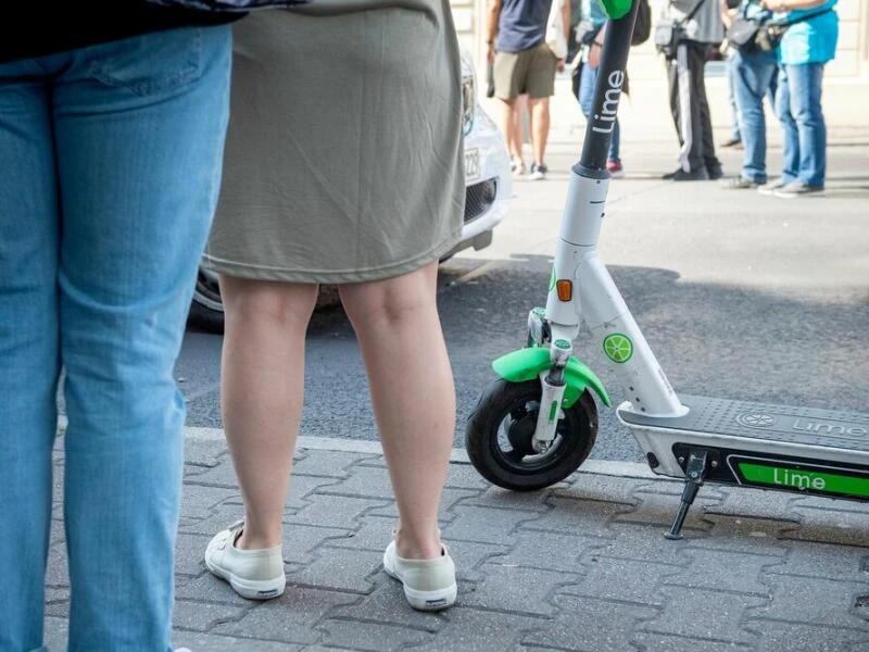 Ein E-Scooter steht auf einem Gehweg