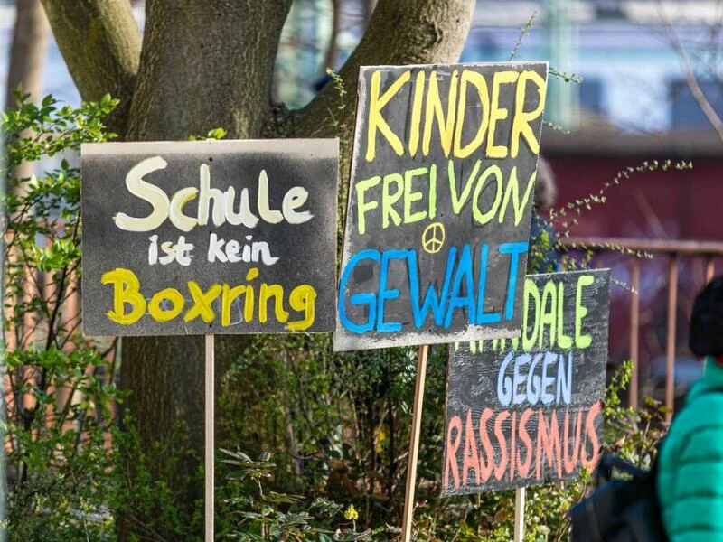 Kundgebung gegen Rassismus in Schulen