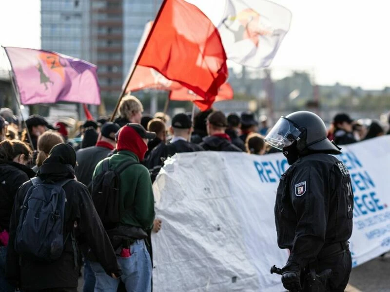 Rüstungsindustrie-Gegner ziehen durch Kiel