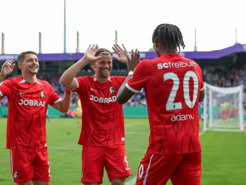 Florent Muslija (l), Lucas Höler (M) und Junior Adamu (r)