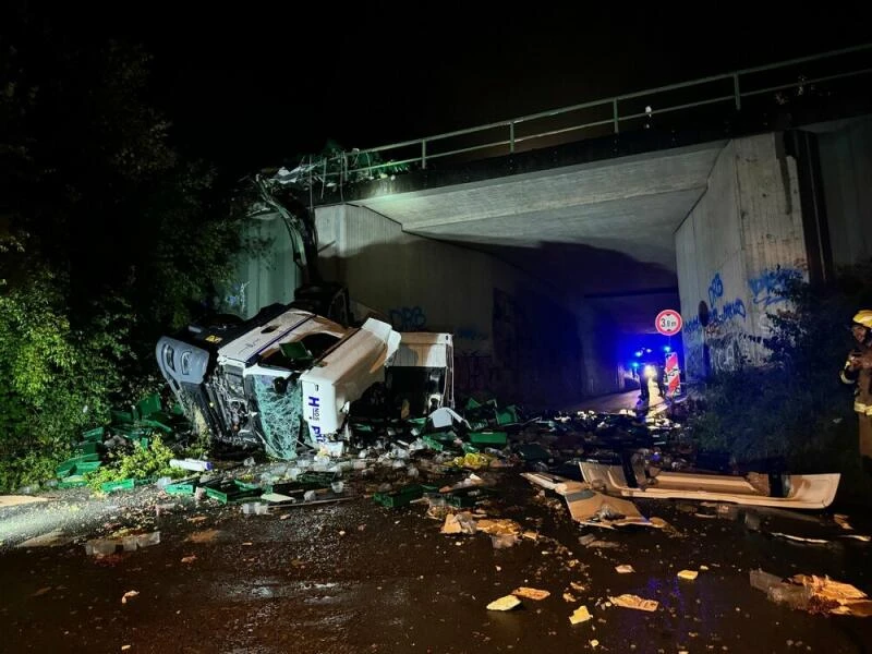 Lkw-Fahrer stürzt in Zugmaschine von Autobahnbrücke