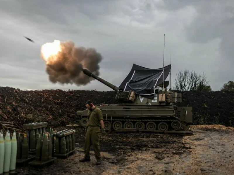 Israelische Soldaten feuern nahe dem Libanon eine Haubitze ab