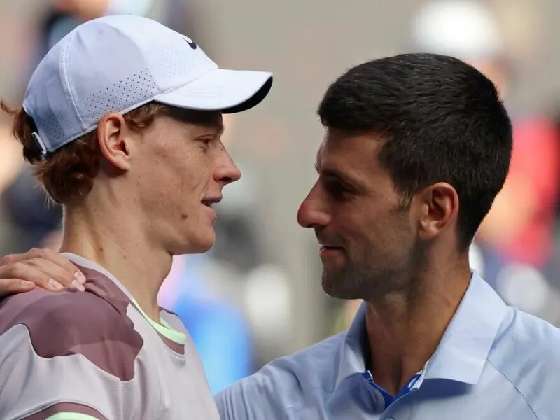 Jannik Sinner (l) und Novak Djokovic