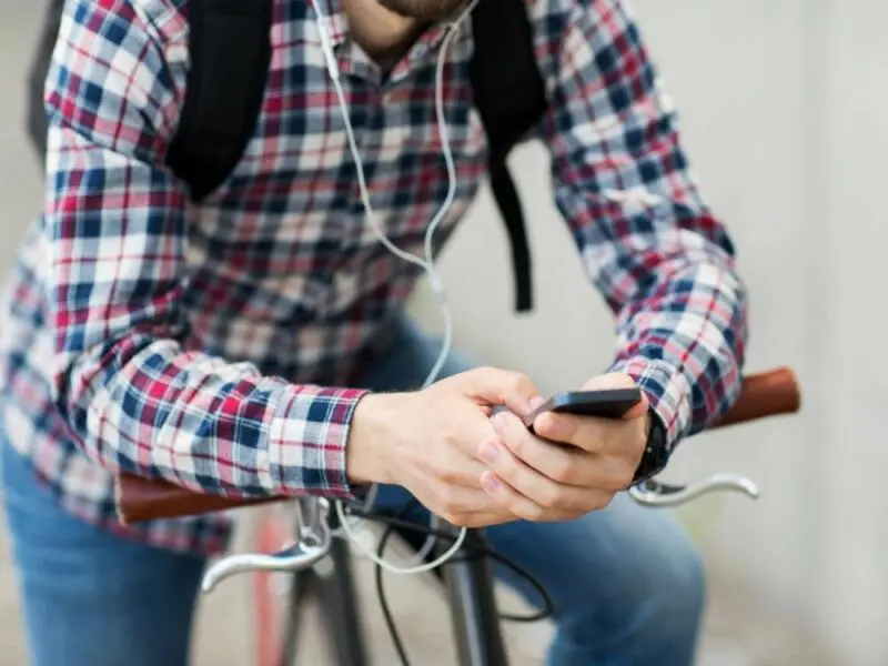 Mann auf Fahrrad mit Smartphone