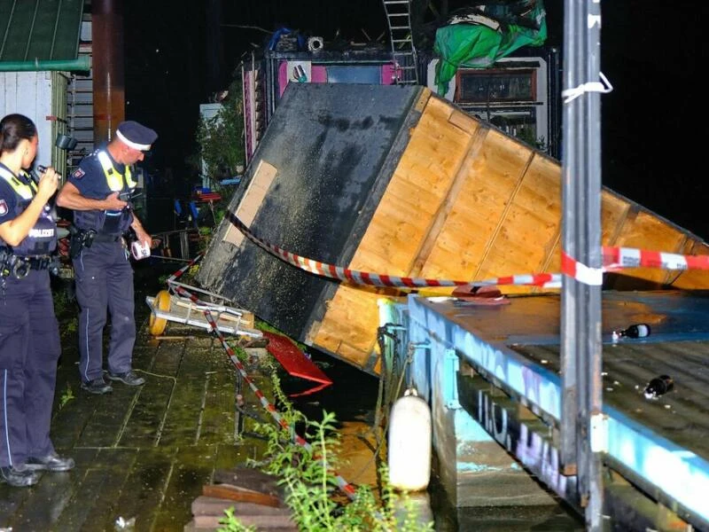 Gewittersturm fegt Hausboothütte von Schwimmponton