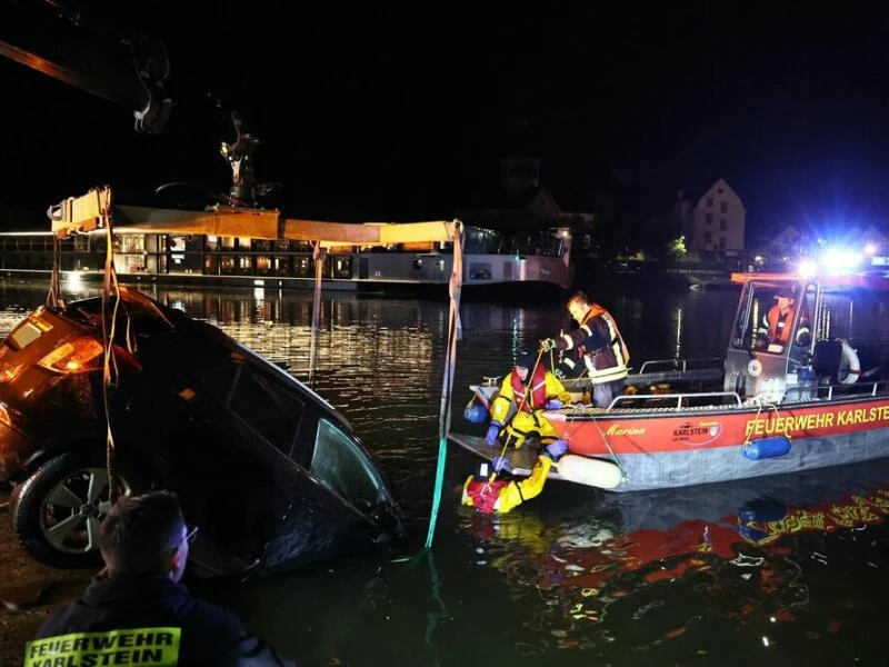 Auto kippt in den Main