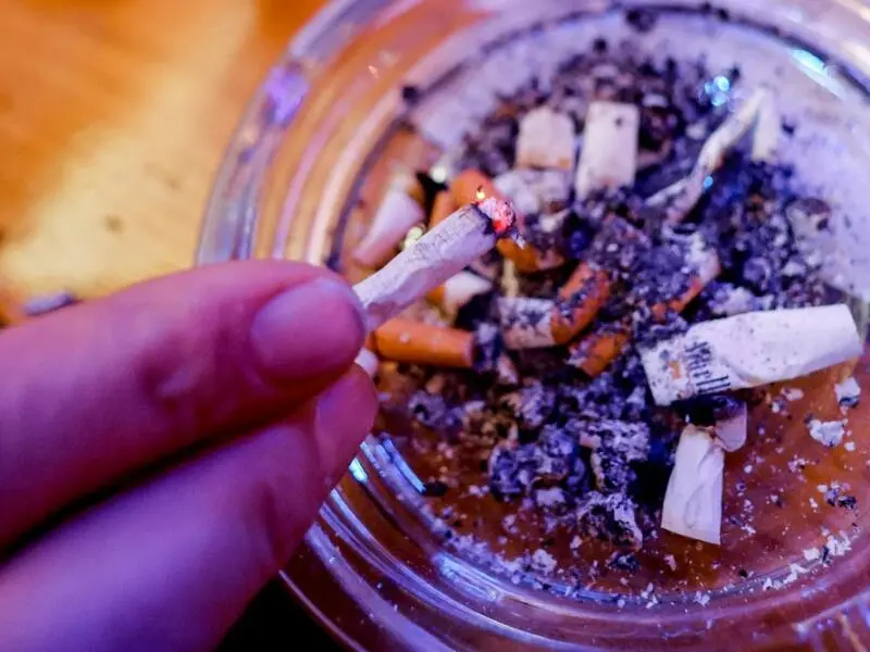 Eine Zigarette wird in einem Aschenbecher ausgedrückt