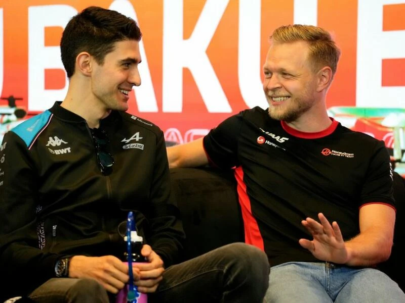 Esteban Ocon (l) und Kevin Magnussen