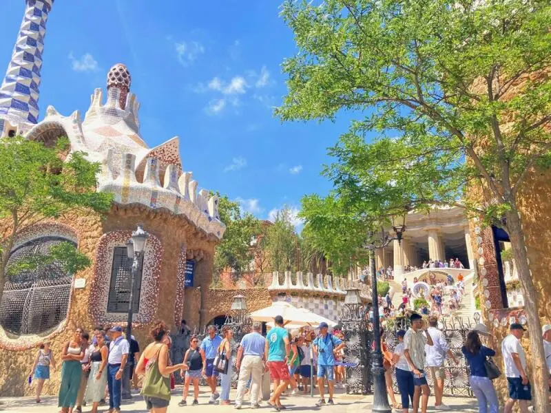 Touristen besuchen den Park Güell