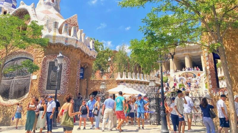 Touristen besuchen den Park Güell