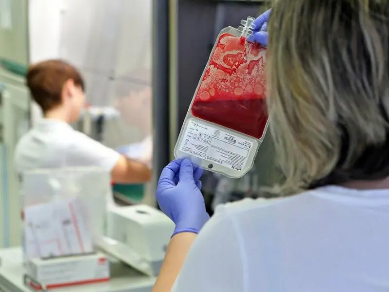 Eine Person hält eine Blutkonserve