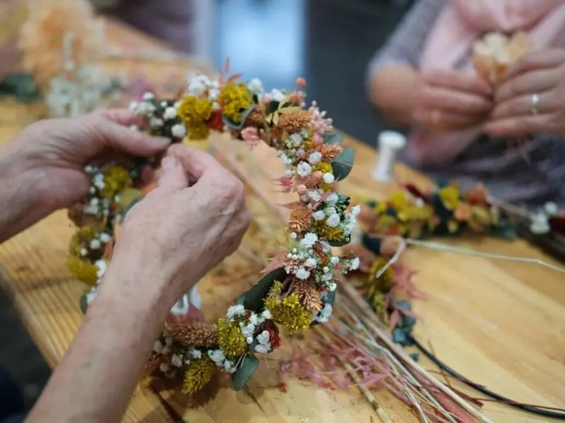 Kranz aus Trockenblumen basteln