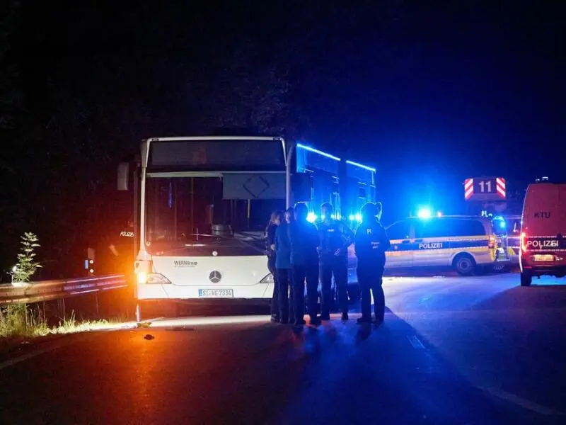 Frau sticht auf Busfahrgäste ein