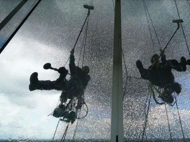 Industriekletterer reinigt Fenster der Elbphilharmonie