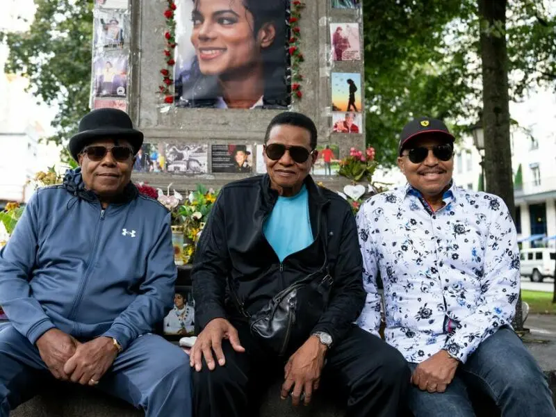 Michael Jacksons Brüder besuchen Denkmal für den King of Pop