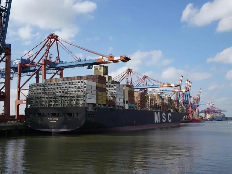 Containerschiff von MSC in Hamburg