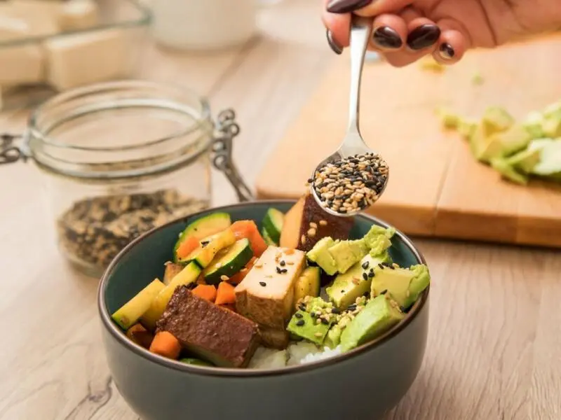 Eine Schüssel mit Gemüse und Tofu