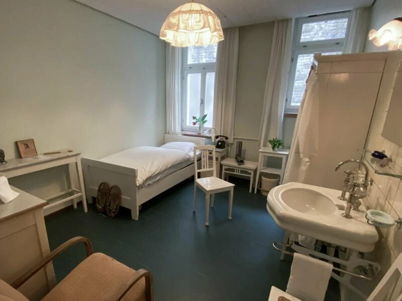 Nachgestelltes Sanatoriumszimmer im «Waldhotel»