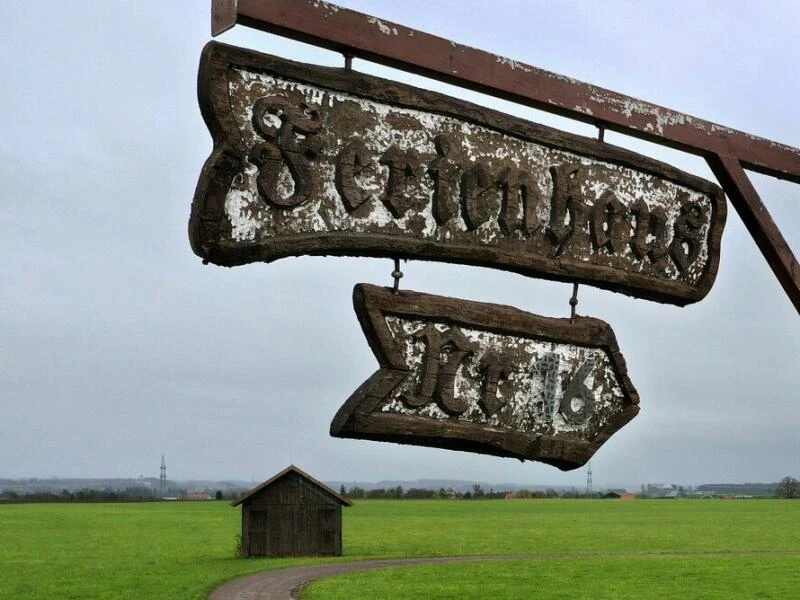 Schild weist auf Ferienwohnungen hin