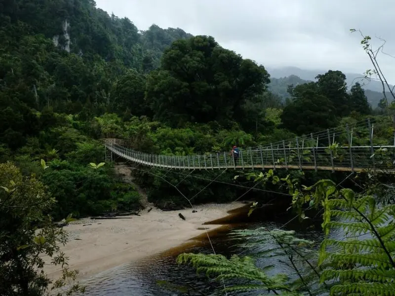 Hängebrücke über den Heaphy River in Neuseeland