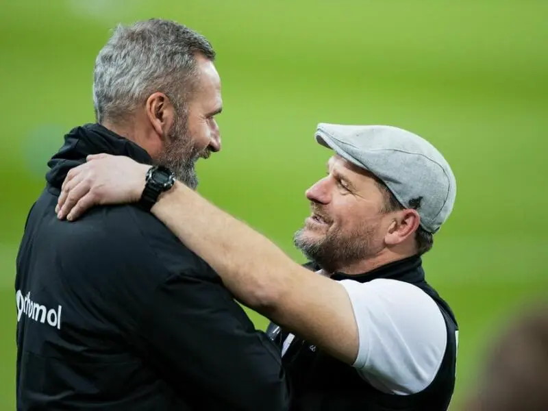 Trainer Tim Walter (l) und sein HSV-Nachfolger Steffen Baumgart