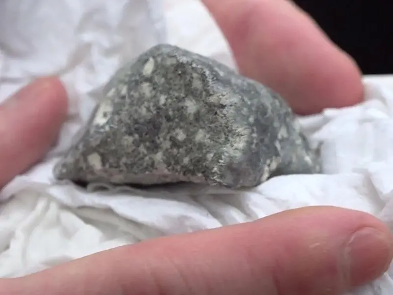 Gefundenes Meteoritenteil