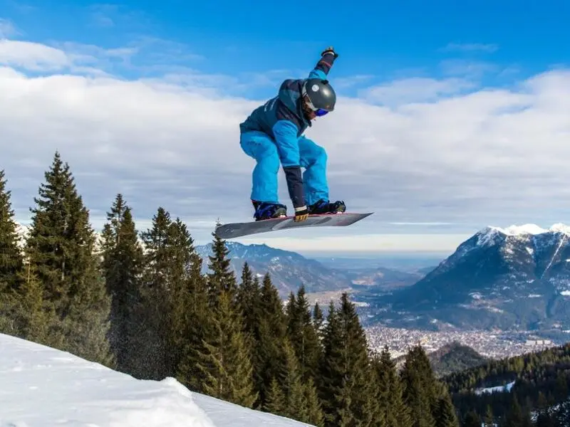 Ein Snowboarder springt in einer Winterlandschaft