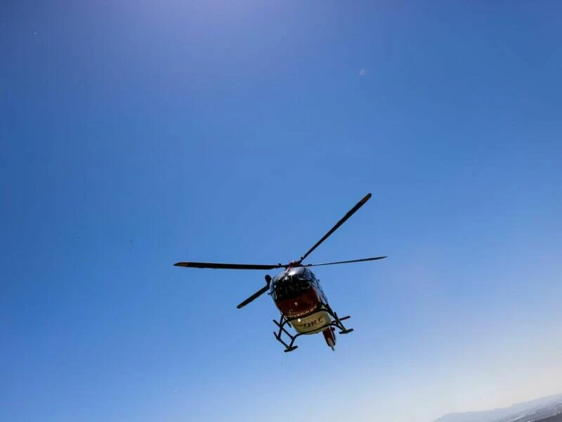 Ein Rettungshubschrauber setzt zur Landung an