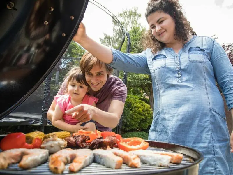 Eine Familie am Grill