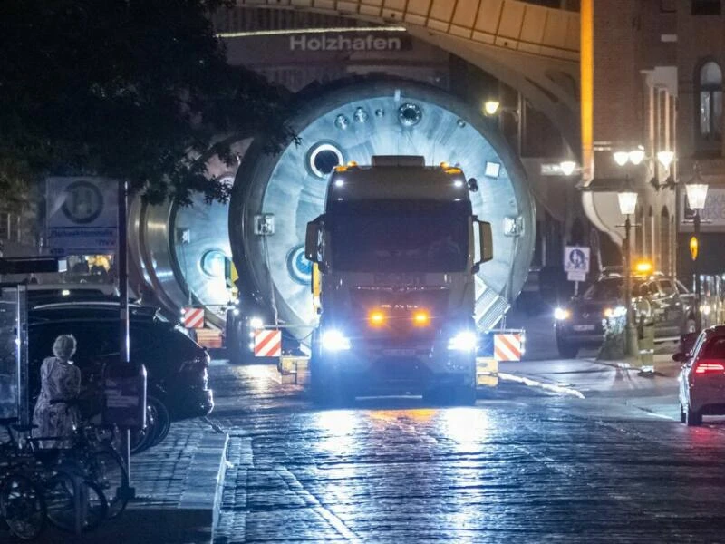 XXL-Schwertransport auf St. Pauli