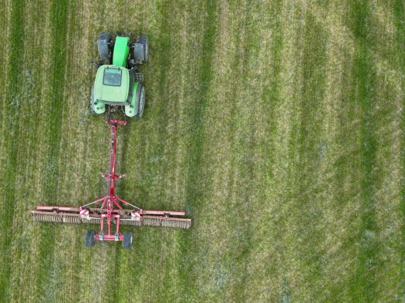 Landwirt bei der frühjährlichen Bodenbearbeitung