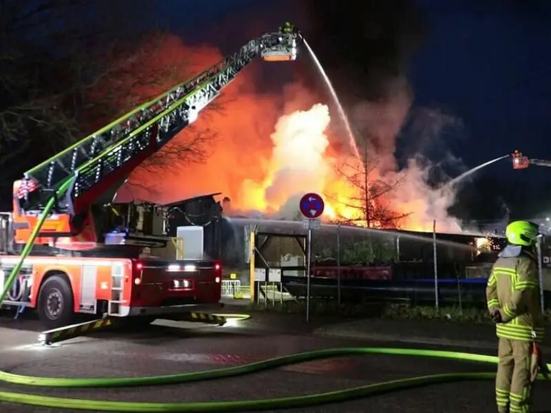 Große Gewerbehalle in Hannover niedergebrannt