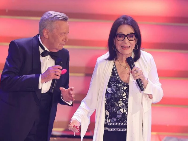 Sängerin Nana Mouskouri wird 90