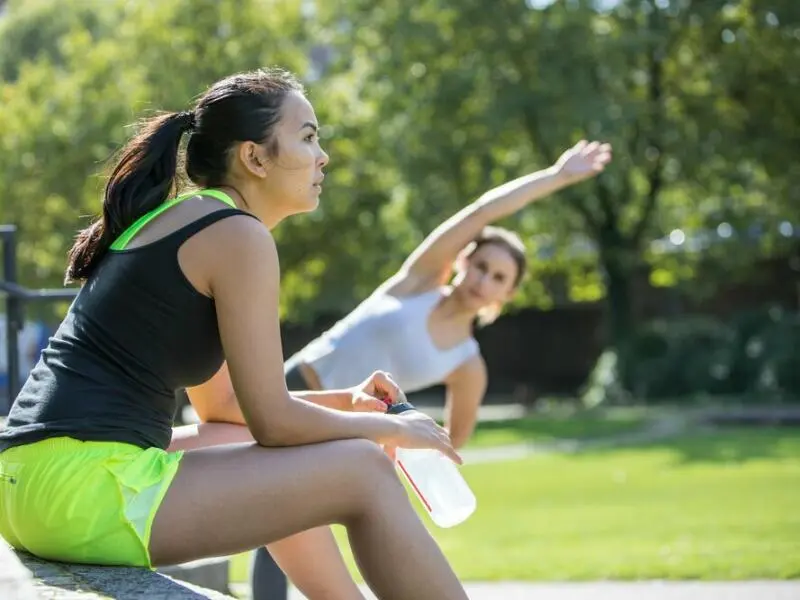 Zwei Frauen machen Sport im Park