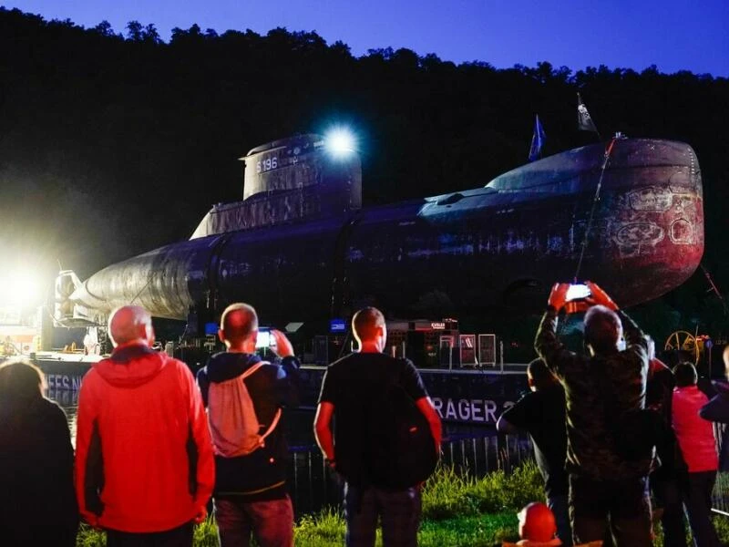 Neckar-Nachttransport, um den Schiffsverkehr nicht zu stören.