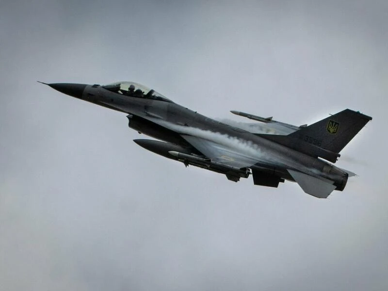 Ukraine-Krieg - Selenskyj stellt erste F-16 der Ukraine vor