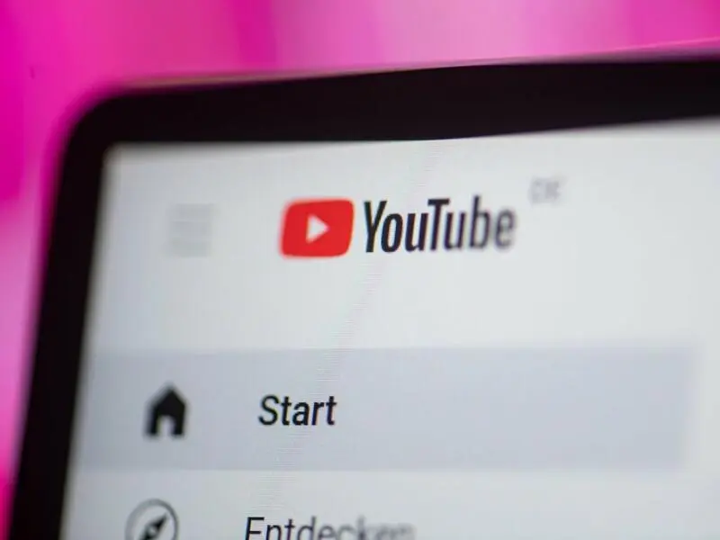 Das Logo von Youtube auf einem Laptop-Bildschirm