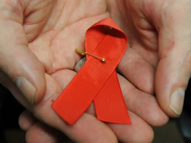 Die Schleife zeigt Solidarität mit HIV-Positiven und Aids-Kranken