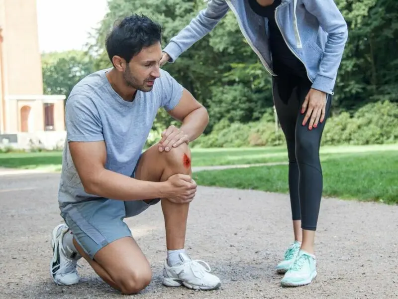 Ein Mann mit einer Schürfwunde am Knie