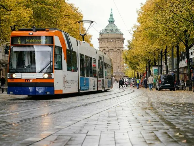 Eine Straßenbahn in der Mannheimer Innenstadt - Symbolbild