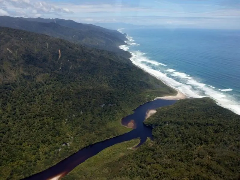 Luftaufnahme der Mündung des Heaphy River in Neuseeland