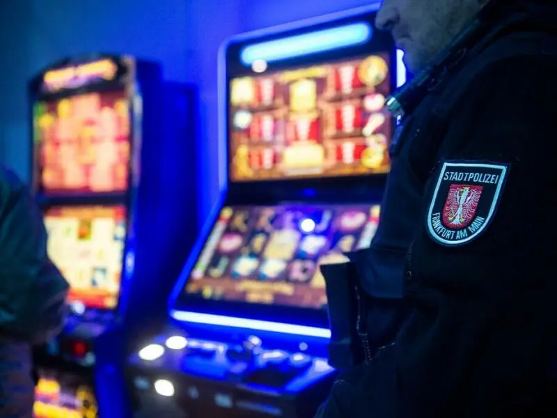 Polizei kontrolliert Geldspielgeräte