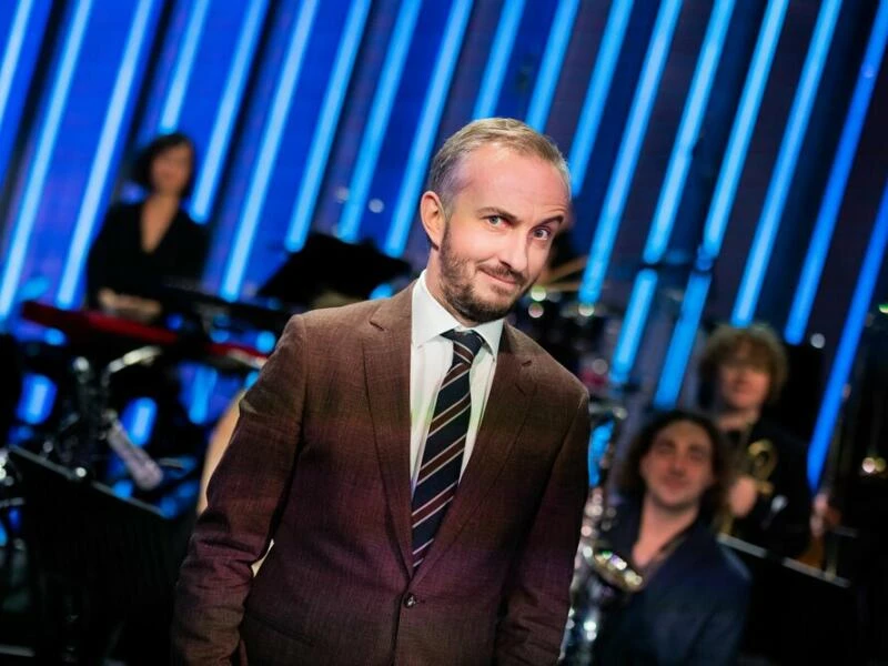 Jan Böhmermann und das Rundfunk-Tanzorchester Ehrenfeld