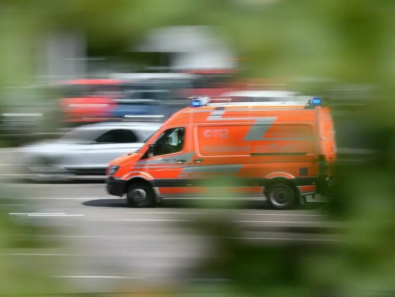 Ein Rettungswagen fährt zu einem Einsatz