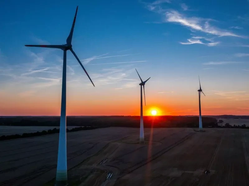 Sonnenuntergang hinter Windpark