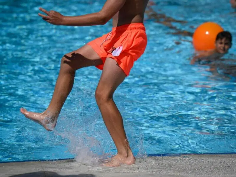 Volles Freibad am heißen Tag - Konflikt am Einlass